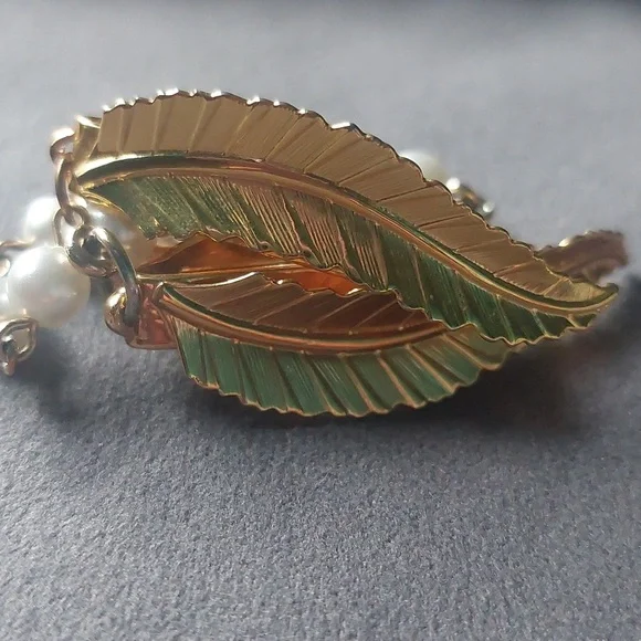 Gold Toned Simulated Pearl Vintage Mid Century Style Scarf or Sweater Clip - Picture 7 of 16